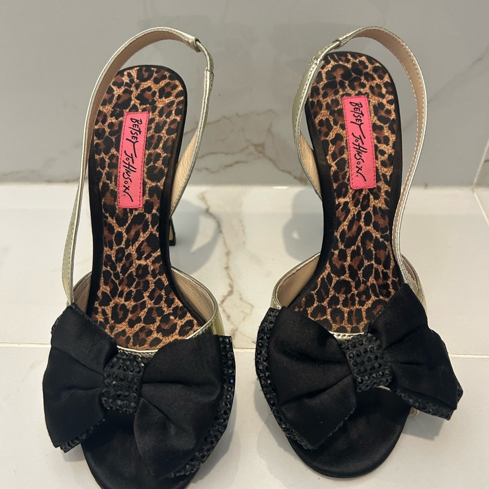 Betsey Johnson Black Bow Slingback Heels Gold Platform Leopard Insole Size 7 - Picture 4 of 8